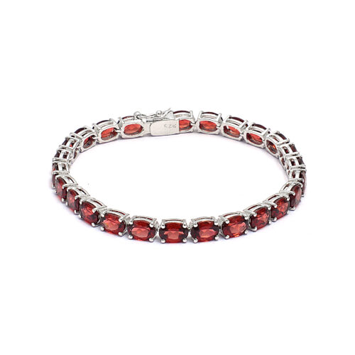 Oval garnet bracelet in silver
