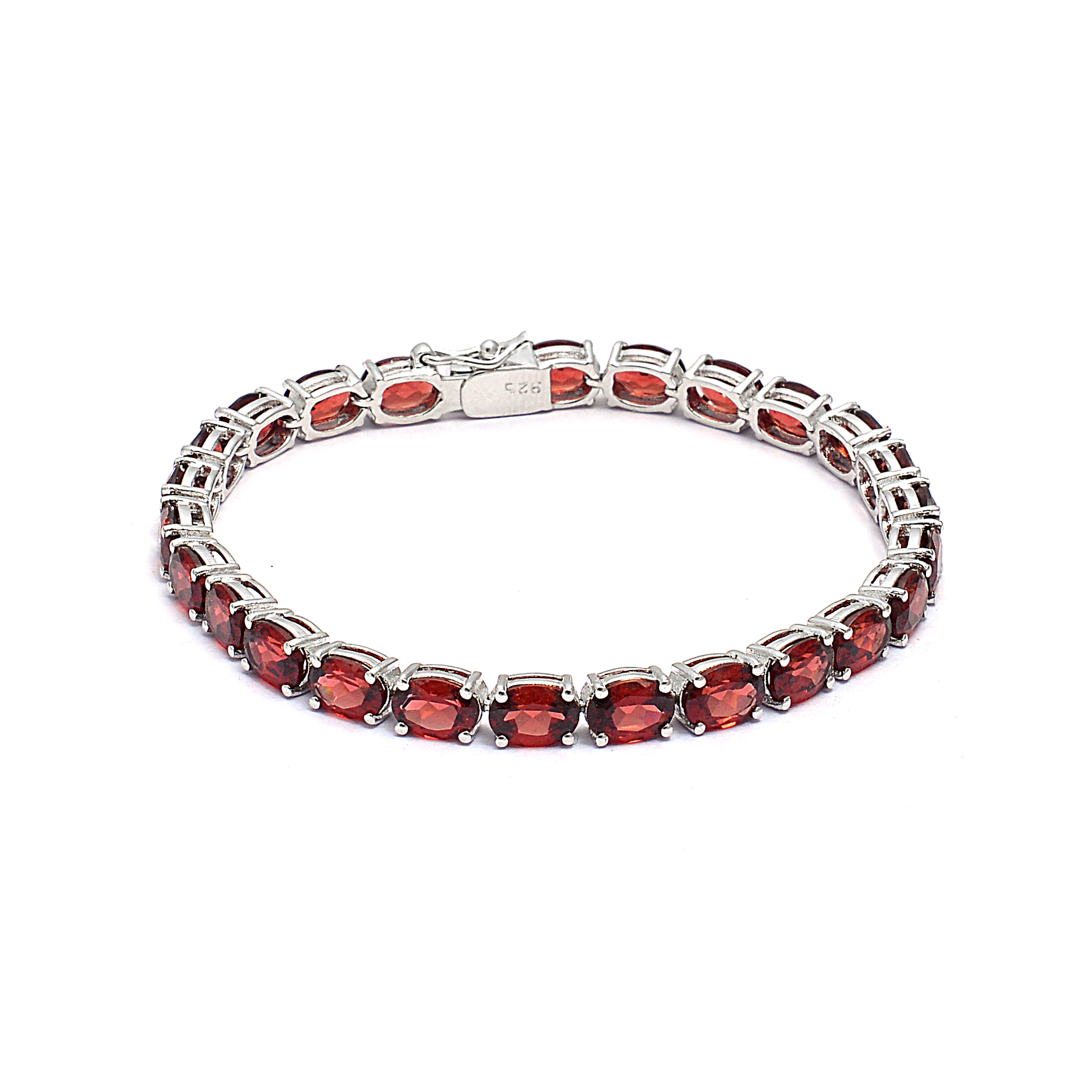 Oval garnet bracelet in silver