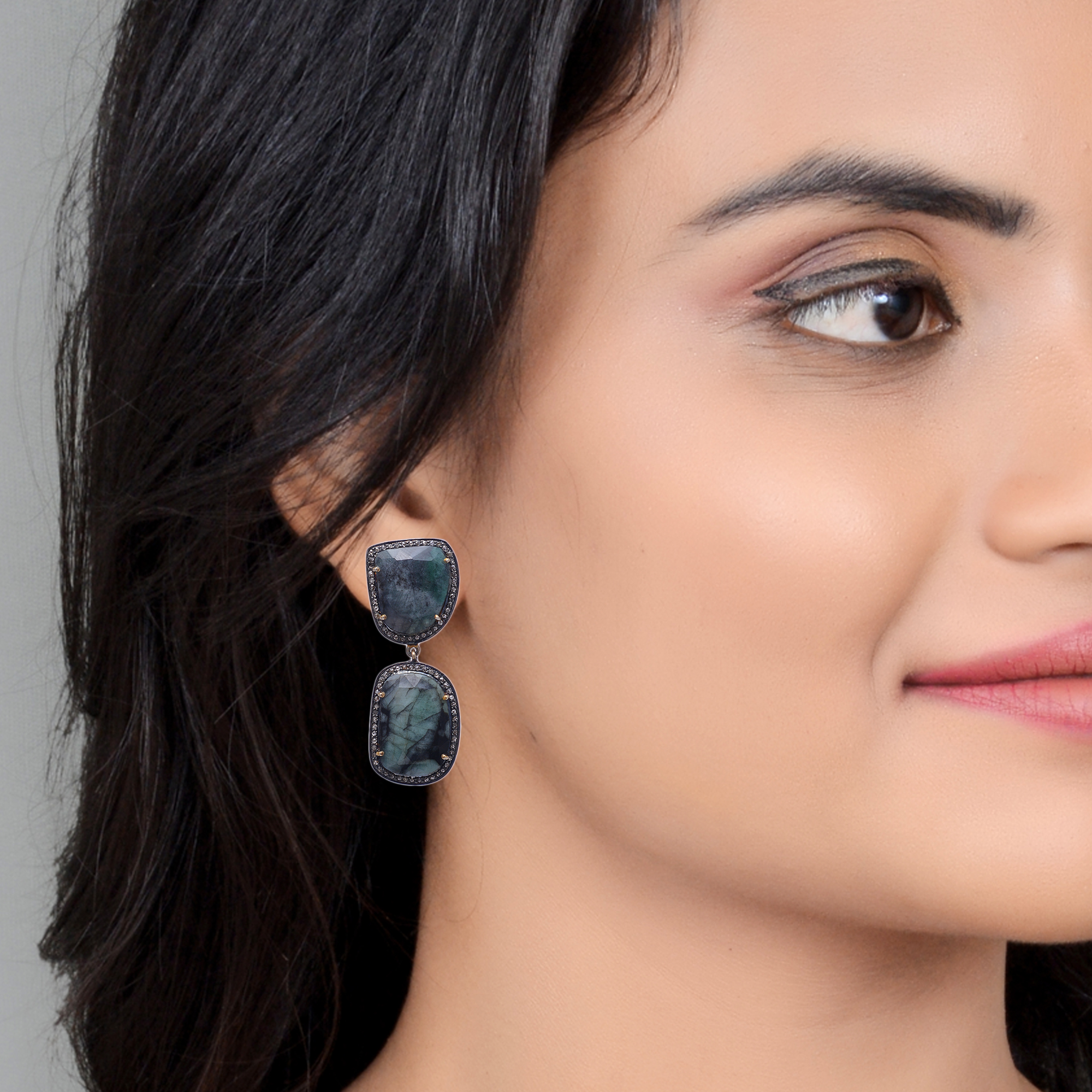 Emerald & uncut diamonds Victorian earrings in silver - Image 3