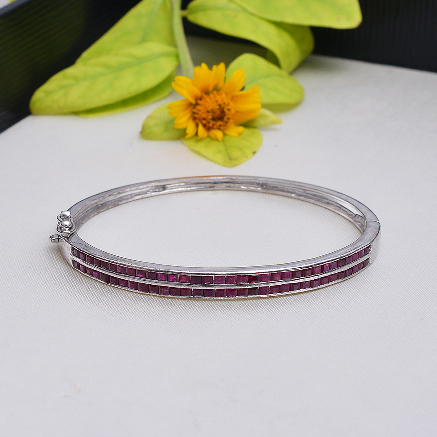 Square rubies bangle in silver