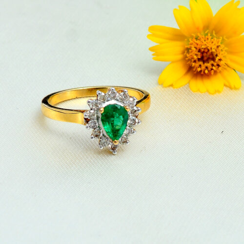 Emerald pear shape cluster diamonds ring in 18ct yellow gold