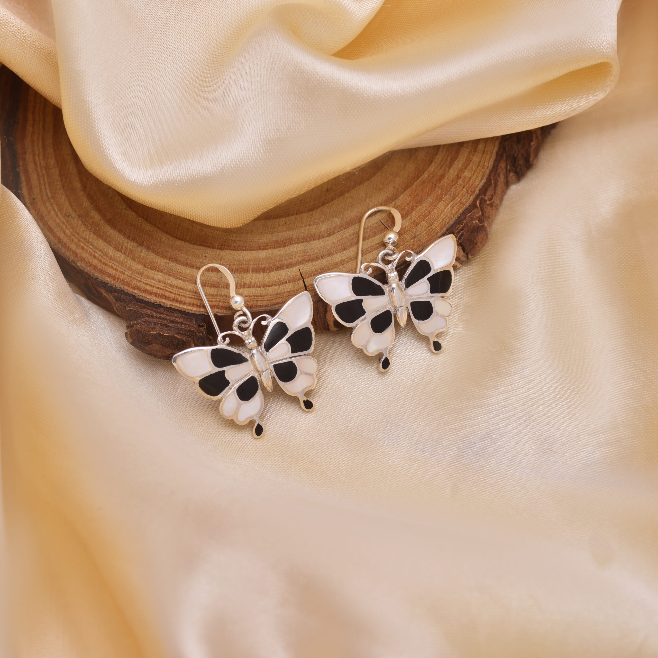 Mother of pearl & onyx earrings in silver