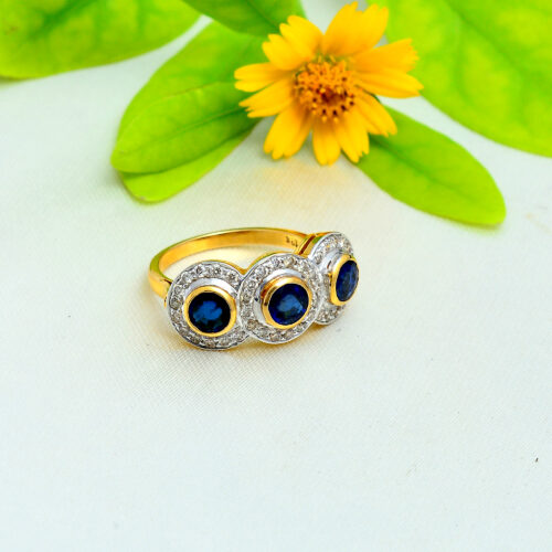 Round blue sapphire & cluster diamonds ring in 18KT gold