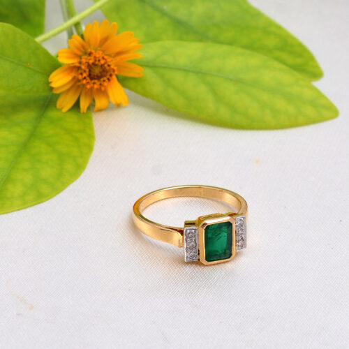 Emerald & diamond ring in 18KT yellow gold